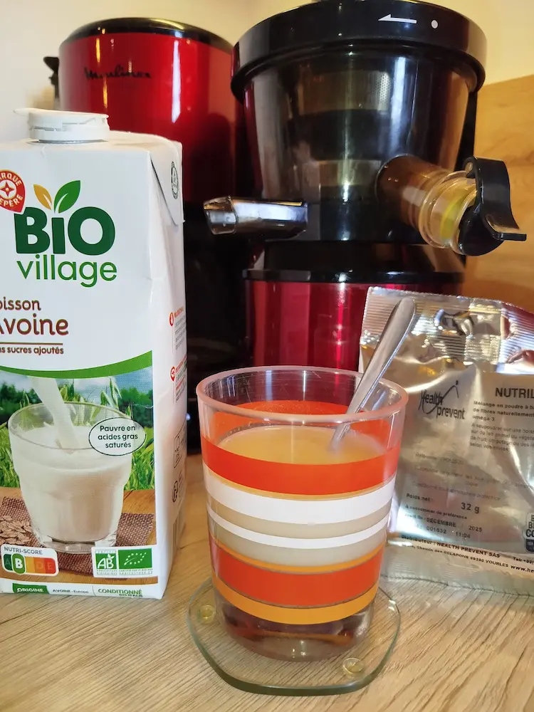 Un sachet de Nutrilin® mélangé à un verre de lait bio, accompagné de fruits secs.